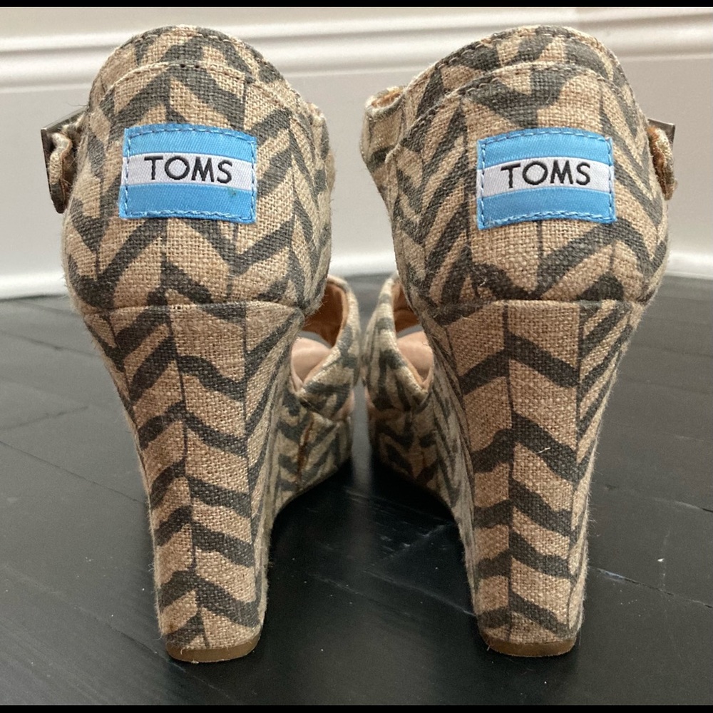 Tom’s Wedge Sandals. Tan linen w/Black design.